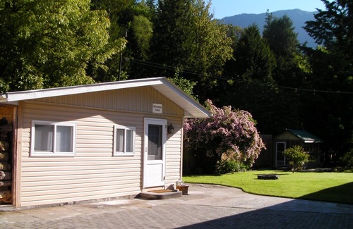 Sardis Cabin | Studio cabin for 1-4 by Chilliwack River