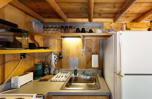 Sula Apartment | Studio Cabin on Acreage w/full kitchen, near hiking, fishing & skiing
