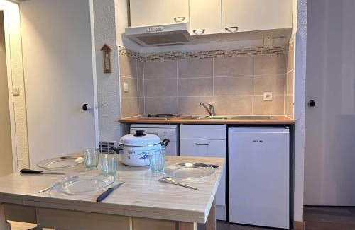 Risoul Apartment | Studio cabine 4 pers, skis aux pieds, centre de Risoul - FR-1-330-588