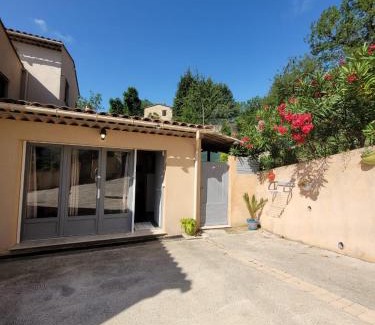 Le Bar-sur-Loup Apartment | Studio calme et agréable avec acces jardin partage