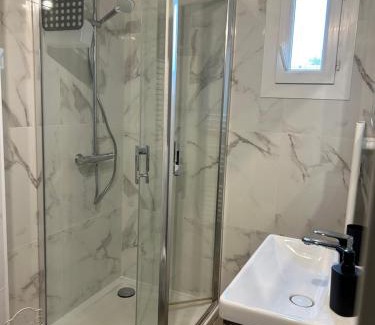 Les Bormettes Apartment | studio climatisé proche port et plages