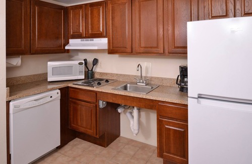 Plainfield Apartment | Studio Close to Indianapolis Airport | Free Breakfast. Outdoor Pool