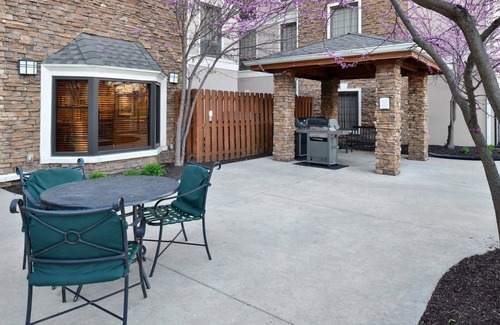 Plainfield Apartment | Studio Close to Indianapolis Airport | Free Breakfast. Outdoor Pool