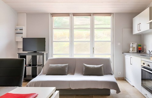 Ternand Apartment | Studio 'Domaine De La Chambarde' with Mountain View, Wi-Fi and Air Conditioning