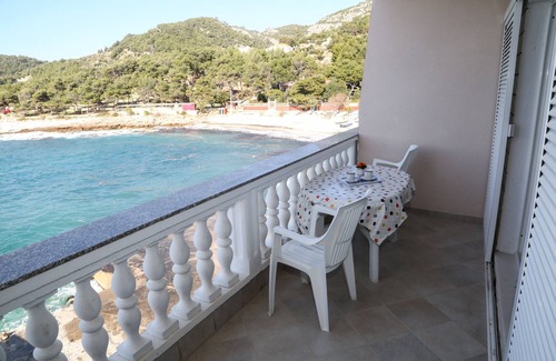 Milna Apartment | Studio flat with balcony and sea view Milna, Hvar (AS-22619-a)