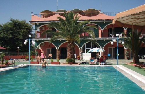 Vassilatika Apartment | Studio for 5 with shared Pool, near AQUALAND WATER PARK