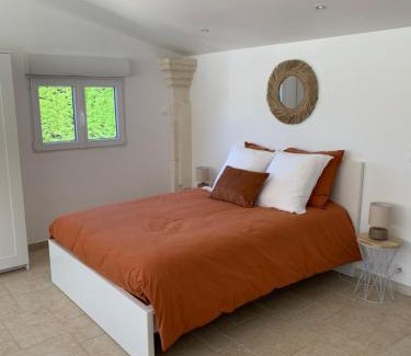 Saint-Saturnin-les-Avignon House | Studio le soleil couchant