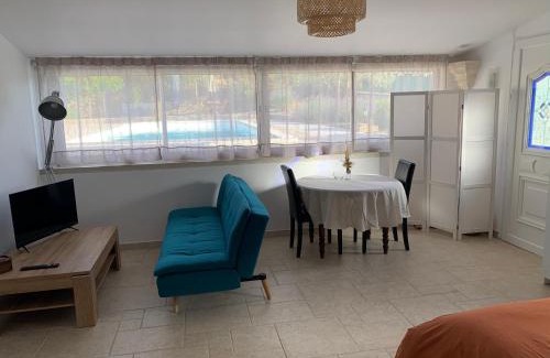 Saint-Saturnin-les-Avignon House | Studio le soleil couchant