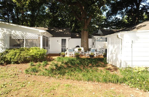 Franklin House | Studio Home, Walk to Downtown Franklin, Pets, Big Yard & Operated by Locals