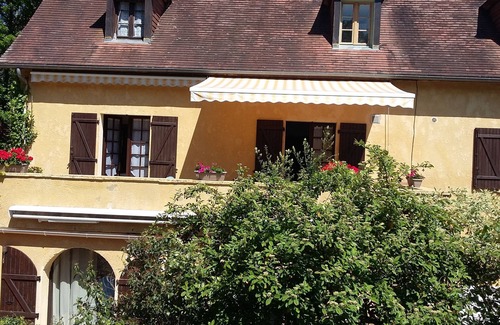 Domme Apartment | Studio in Dordogne for 2 people with Terrace + pool near Sarlat