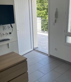 Porte Des Alpes - Mi Plaine - Manissieux Apartment | Studio L'Olivier 1 St Priest -Proche Université Lyon 2