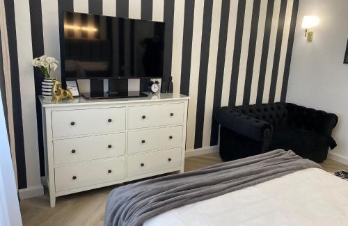 Alba Iulia Apartment | Studio Luxury Black & White