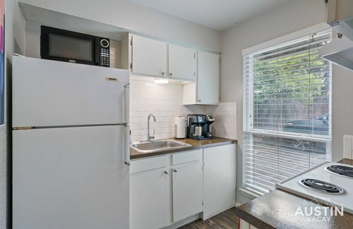 Old Enfield Apartment | Studio Near Downtown + Free Parking + Pets Allowed