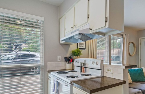 Old Enfield Apartment | Studio Near Downtown + Free Parking + Pets Allowed