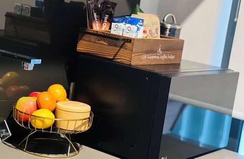 Canberra Apartment | Studio on Northbourne with free parking, 2mins to train, 5mins to city centre.