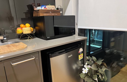 Canberra Apartment | Studio on Northbourne with free parking, 2mins to train, 5mins to city centre.