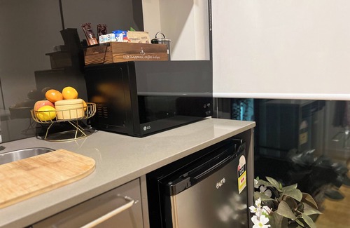 Canberra Apartment | Studio on Northbourne with free parking, 2mins to train, 5mins to city centre.