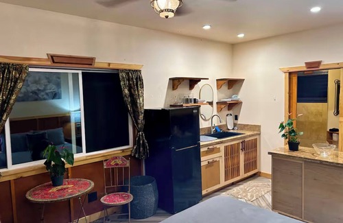 Kehena Apartment | Studio Phoenix, Pet Friendly Near Black Sand Beach Kitchen Dryer Washer & WiFi