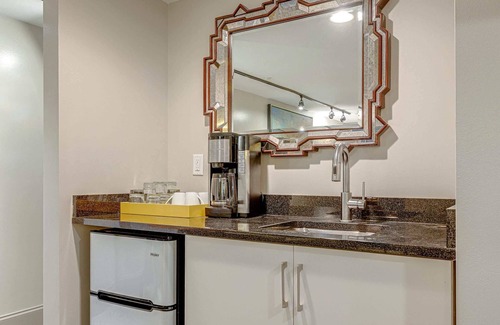 East Bank Apartment | Studio Retreat for 4 Near DT, Walk to Broadway!