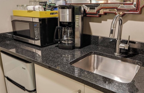 East Bank Apartment | Studio Retreat for 4 Near DT, Walk to Broadway!