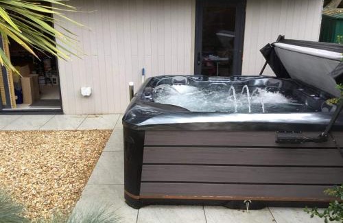 Netley Apartment | Studio Retreat - Hot Tub Garden & Pets Welcome