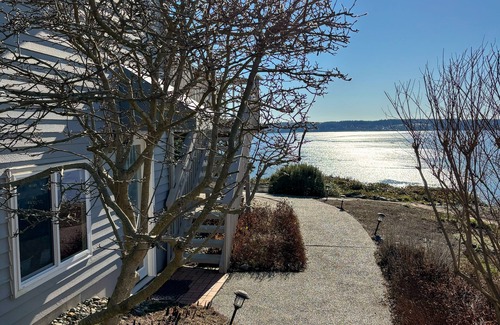 Camano Island Apartment | Studio retreat with kitchenette & stunning Sunset views - close to beaches