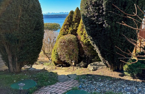 Camano Island Apartment | Studio retreat with kitchenette & stunning Sunset views - close to beaches