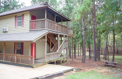 Ramer Apartment | studio rm w/full kitchen, 1 bth , private deck, & WiFi @ Kick Back Ranch.