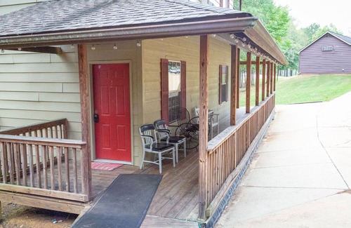 Ramer Apartment | studio rm w/full kitchen, 1 bth , private deck, & WiFi @ Kick Back Ranch.