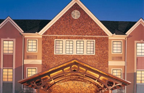 Rochester Apartment | Studio Suite! Free Breakfast + Shared Pool & Hot Tub. Great for Business Travelers!