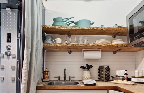 Metropolitan Apartment | Studio @ the Hive, Cozy Cute