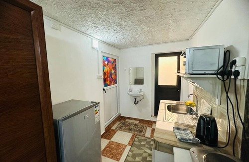 Candos Apartment | studio with 1 double bed, private bathroom with warm shower,free parking & wifi.