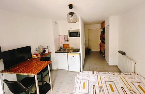 Saint-Martin Apartment | Studio with pleasant terrace, 10 min walk from the Comédie and 3 min from the station