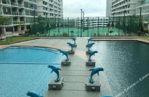 Taman Mount Austin Apartment | Studio with swimming pool access from the patio at Palazio Mount Austin IKEA AEON by GDRAGON HomeStay