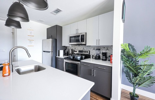 Brewerytown Apartment | StudioAprt QueenBed-WiFi W/D+Parking+Gym