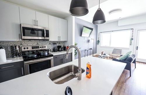 Brewerytown Apartment | StudioAprt QueenBed-WiFi W/D+Parking+Gym