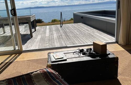 Waitahanui House | Stunning lake front house with view of mountains.