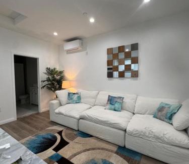 Canoga Park House | Stunning Guest House in West Hills California