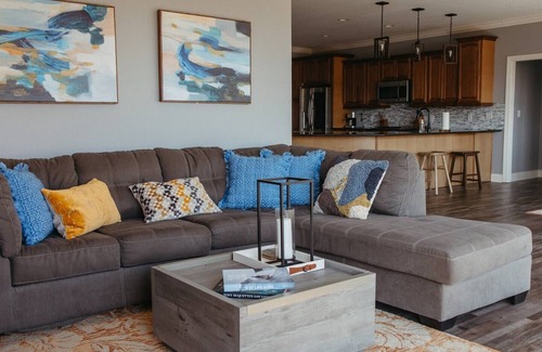Marion House | Stunner Golf Course View | Walkable to Club House