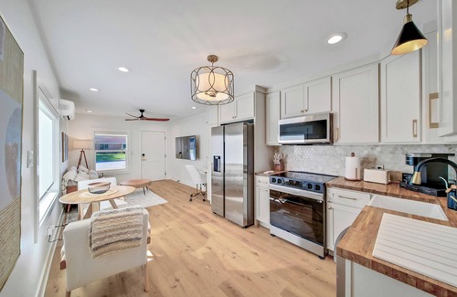 Houston House | Stunning 1 Bed/1 Bath only 4 Miles from IAH