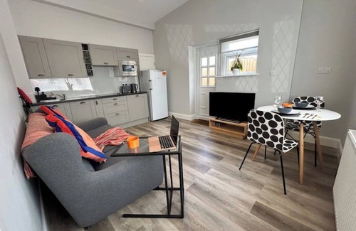 Ewell Apartment | Stunning 1-bedroom annexe-flat near London