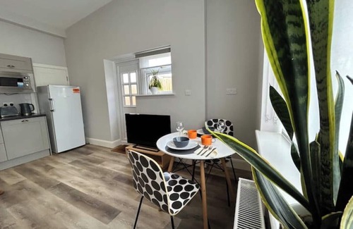 Ewell Apartment | Stunning 1-bedroom annexe-flat near London