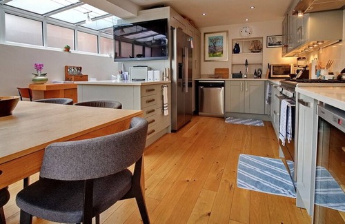 Henley House | Stunning 2 bed house, central location with garden