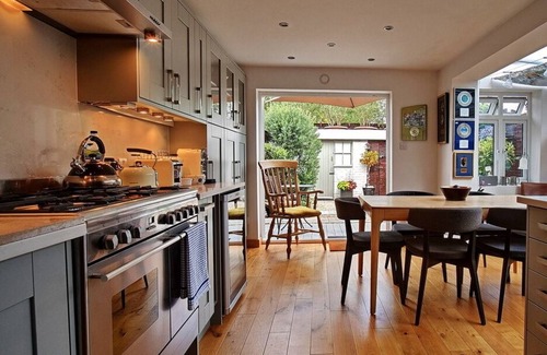 Henley House | Stunning 2 bed house, central location with garden