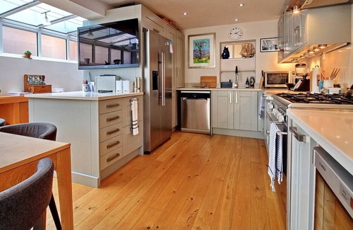 Henley House | Stunning 2 bed house, central location with garden