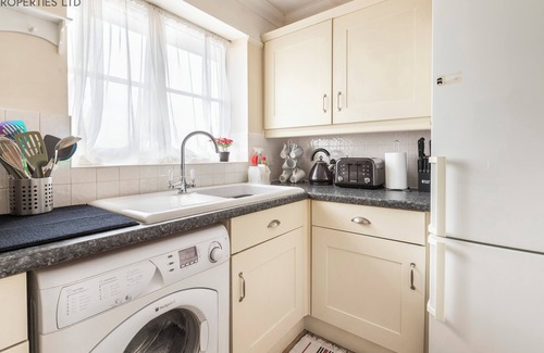 West Thurrock Apartment | Stunning 2-Bed Apartment in Grays