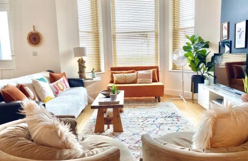 Worthing Apartment | Stunning 2 Bed Apartment Sea Views and Parking