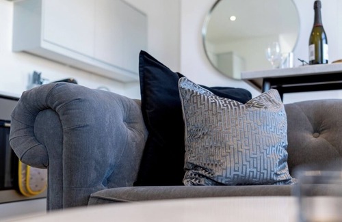 Riverside Apartment | Stunning 2 Bed Duplex Apartment in City Centre