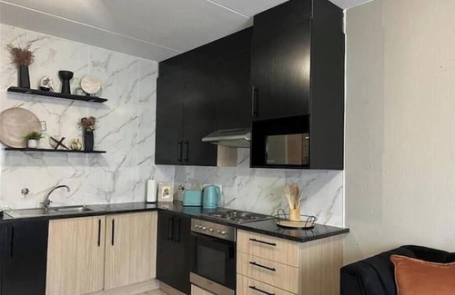 Greater Johannesburg Metropolitan Area Apartment | Stunning 2-bedroom apartment in Ferndale Randburg, Johannesburg.