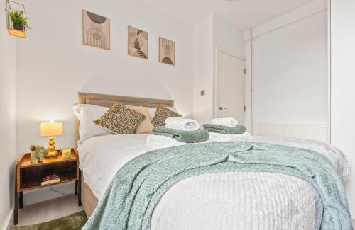 Mill Road Apartment | Stunning 2-bedroom flat with garden and games near city centre